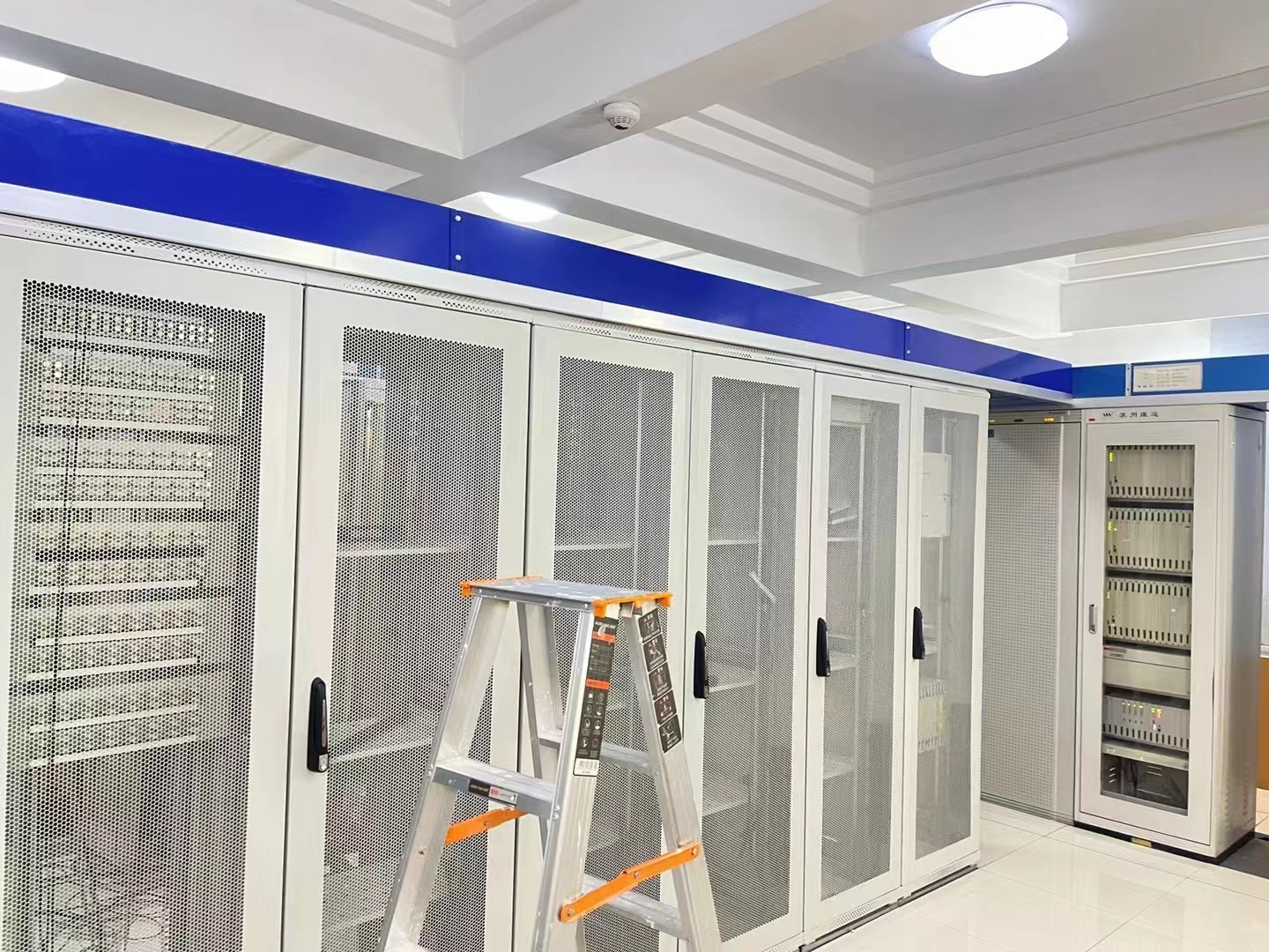 南方电网半密封走线架，UPS加强走线架，镀镍网格桥架，ABS光纤槽，